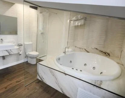 Foto de la Suite con jacuzzi privado en el baño.