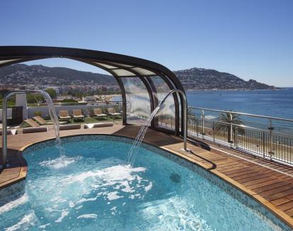 Foto de la terraza de este hotel con vistas al mar.