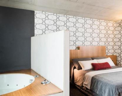 Foto de la Suite con jacuzzi privado junto a la cama y terraza.