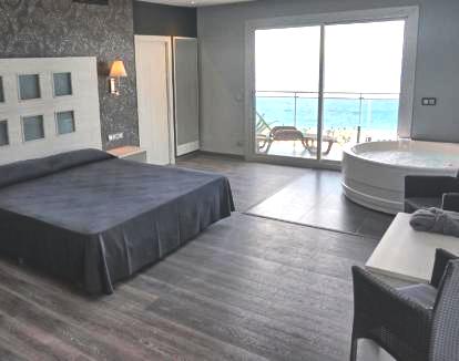 Foto de la Suite Superior con jacuzzi privado y balcón con vistas al mar.