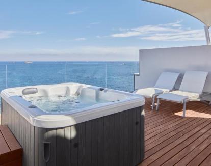 Foto de la Suite Ático con jacuzzi privado en una terraza con vistas al mar.