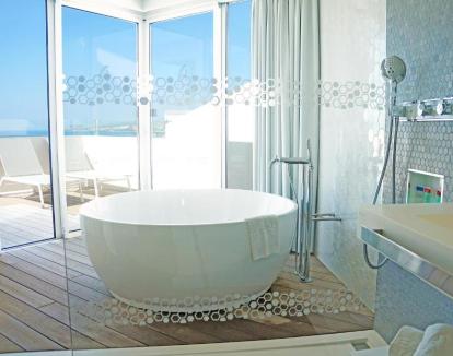 Foto de la Habitación Doble Deluxe con jacuzzi privado y terraza con vistas al mar.
