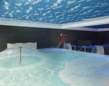 Foto del centro de bienestar del hotel con piscina de hidroterapia.