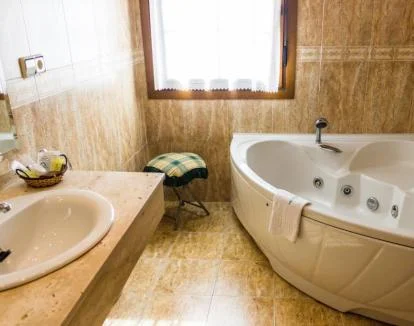 Foto de la Habitación Doble Superior con jacuzzi privado, acceso a terraza compartida y vistas al campo.