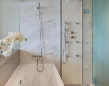 Foto de la Suite Junior con jacuzzi privado y vistas al mar.