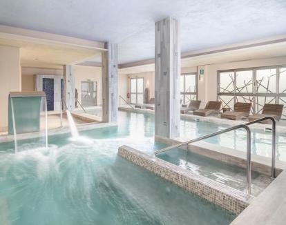 Foto de la piscina de hidroterapia con chorros del hotel.