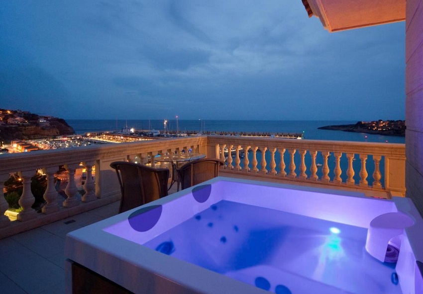 Jacuzzi privado con vistas al mar en la terraza de una hotel de Mallorca