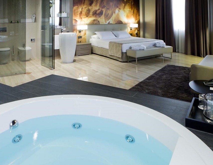 Foto desde la bañera de hidromasaje que se encuentra frente a la cama en la suite con jacuzzi del Hotel Ciutat de Tarragona.