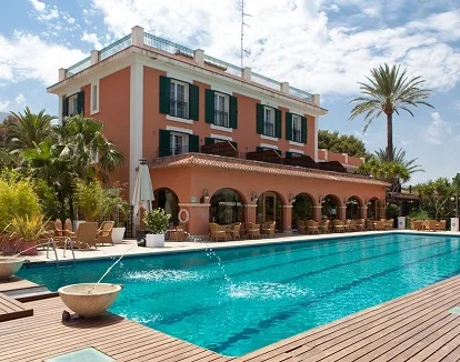 piscina exterior en Les Rotes