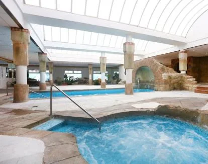 Foto del centro de bienestar del hotel con jacuzzi y diversos servicios de relajación.