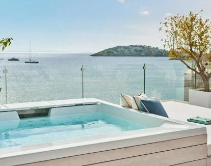 Foto de la Suite Junior con jacuzzi privado con maravillosas vistas al mar.