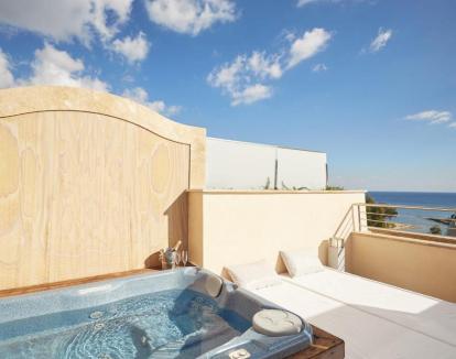 Foto de la Suite Junior Prestige con dos jacuzzis y vistas al mar.