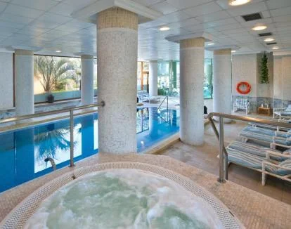 Foto del spa con jacuzzi y piscina cubierta.