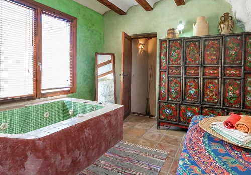 Foto del detalle del jacuzzi que puedes encontrar en esta casa rural y con decoración con azulejos muy original y especial