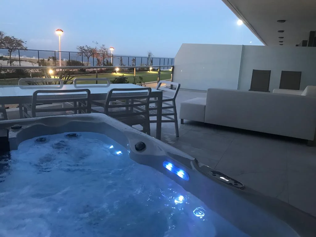 Foto del jacuzzi exterior que tienes en la terraza de los apartamentos Infinity View Paradise Apartment en los Arenales del Sol en Alicante