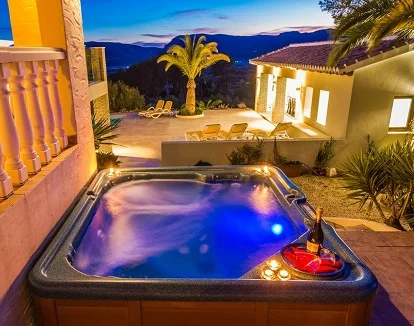 Foto del jacuzzi exterior muy romántico y perfecto para disfrutar del día o las noches de verano con tu pareja en este hostal con jacuzzi privado de Jávea en la provincia de Alicante