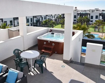 Foto del jacuzzi exterior muy romántico que tienes en la terraza de los apartamentos Penthouse Oasis Beach IV N° 142