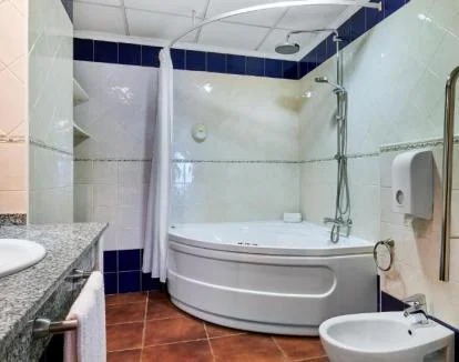 Foto de la Habitación Doble Deluxe con jacuzzi privado y vistas al mar.