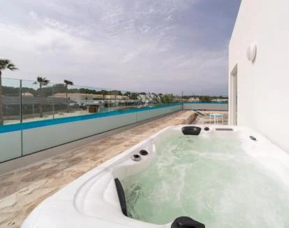 Foto de la Suite Loft con jacuzzi privado al aire libre y vistas al puerto.