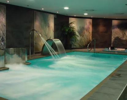 Foto de la zona de agua del spa con chorros y jacuzzi.