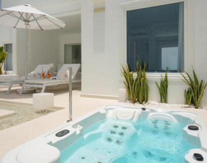 Foto de la Suite Deluxe de un dormitorio con jacuzzi privado en terraza al aire libre.