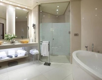 Foto de la Suite Junior con jacuzzi privado y vistas al mar.