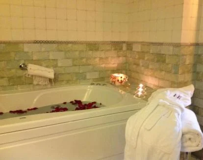 Foto de la Habitación Doble Superior con jacuzzi privado y vistas a la plaza.