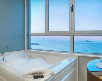 Foto de la Habitación Doble con jacuzzi privado y vistas al mar.