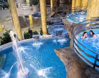 Foto del impresionante spa de agua marina del hotel.