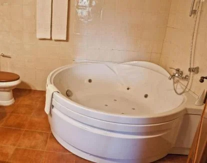 Foto de la Habitación Doble con jacuzzi privado y vistas al jardín.