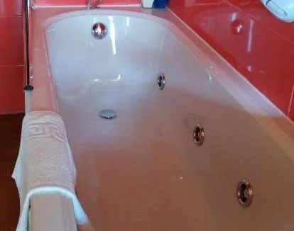 Foto de la Suite con jacuzzi privado y vistas a la montaña.