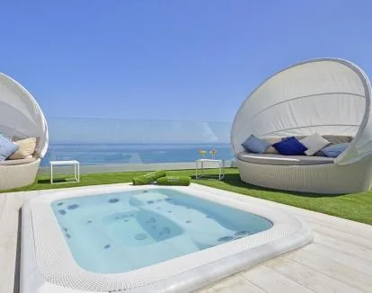 Foto del jacuzzi al aire libre de la zona exclusiva The Level.
