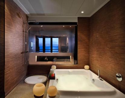 Foto de la espectacular Suite Grand - Red Level, con terraza con vistas al mar y jacuzzi privado.