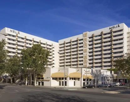 Foto del edificio del hotel que cuenta con un maravilloso spa y servicios The Level.