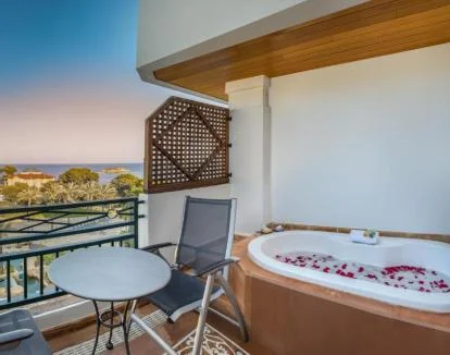 Foto de la Habitación Doble Deluxe con terraza y jacuzzi privado al aire libre.