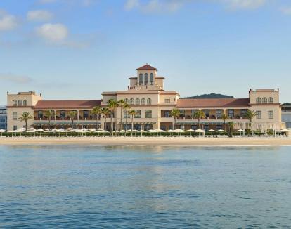 Foto de la fachada del hotel de cinco estrellas con vistas al mar.