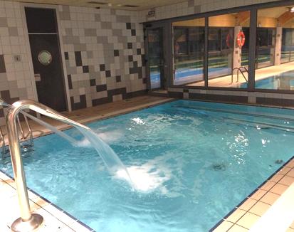 Foto de la piscina cubierta de hidroterapia a la que tendrán acceso los huéspedes del complejo de apartamentos.