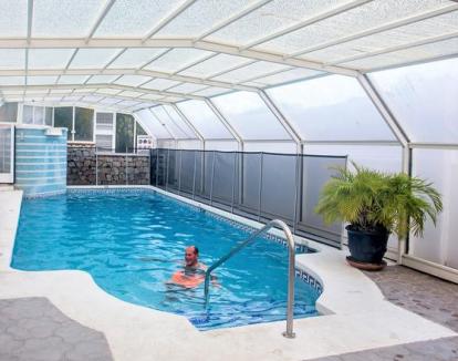 Foto de la piscina cubierta del alojamiento.