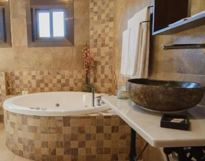 Foto de la Suite, que tiene jacuzzi privado y balcón con hermosas vistas.