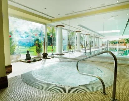 Foto del spa con jacuzzi y zona de relajación.