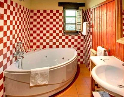 Foto de la Suite Junior, equipada con jacuzzi privado, chimenea y balcón con vistas a la montaña.