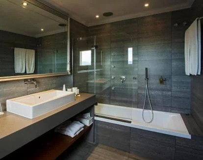 Foto de la Suite Junior Deluxe con jacuzzi privado y una hermosa terraza con vistas.