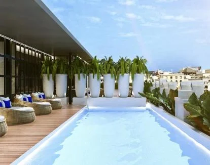 Foto de la piscina en la azotea con vistas a la ciudad.