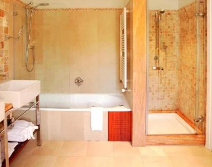 Foto de una de las Suites Junior con jacuzzi privado del alojamiento .