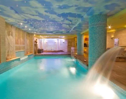 Foto del centro de bienestar con jacuzzi comunitario.