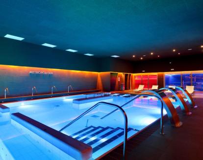 Foto del amplio centro de spa con piscina de hidroterapia.