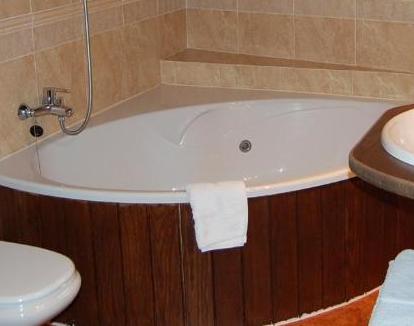 Foto de la Suite con terraza y jacuzzi privado en el baño.