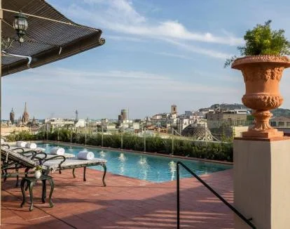 Foto de la piscina al aire libre en la terraza con vistas a la ciudad.