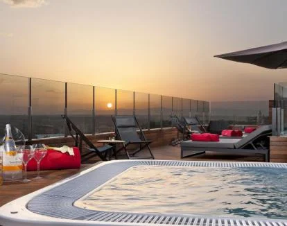 Foto del maravilloso jacuzzi de la azotea con hermosas vistas de Madrid.