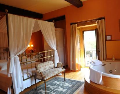 Foto de la hermosa Habitación Doble con jacuzzi privado junto a la cama.